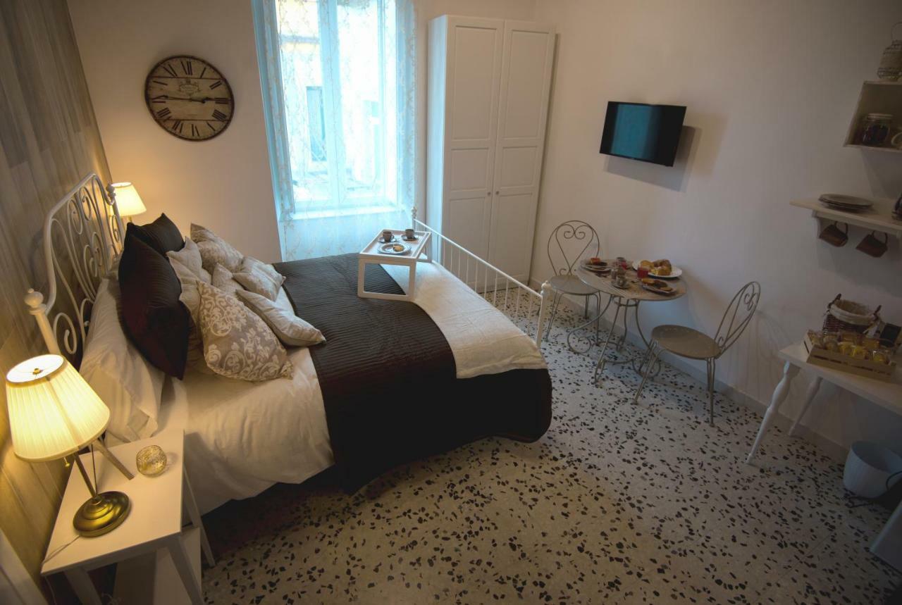סלרנו Elegant B&B - Il Vicolo Storico מראה חיצוני תמונה