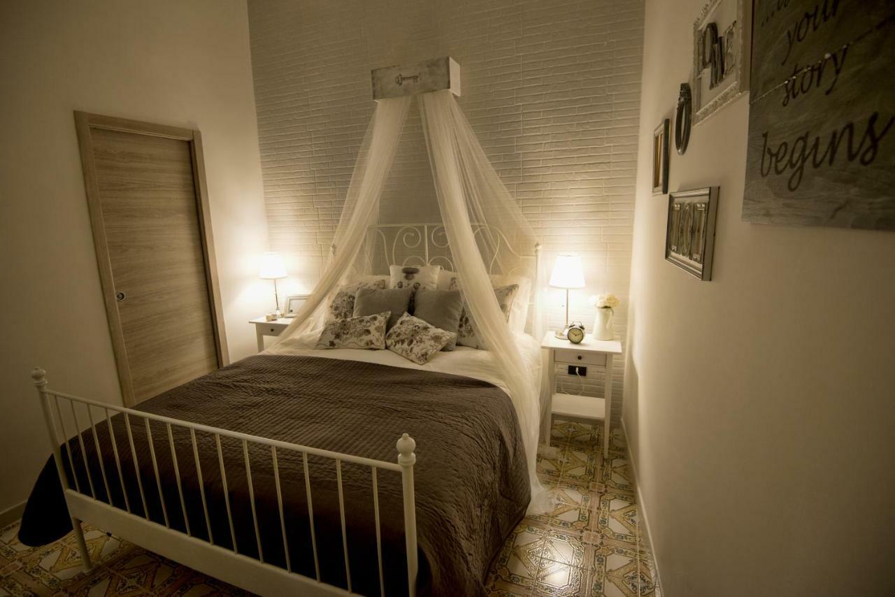 סלרנו Elegant B&B - Il Vicolo Storico מראה חיצוני תמונה