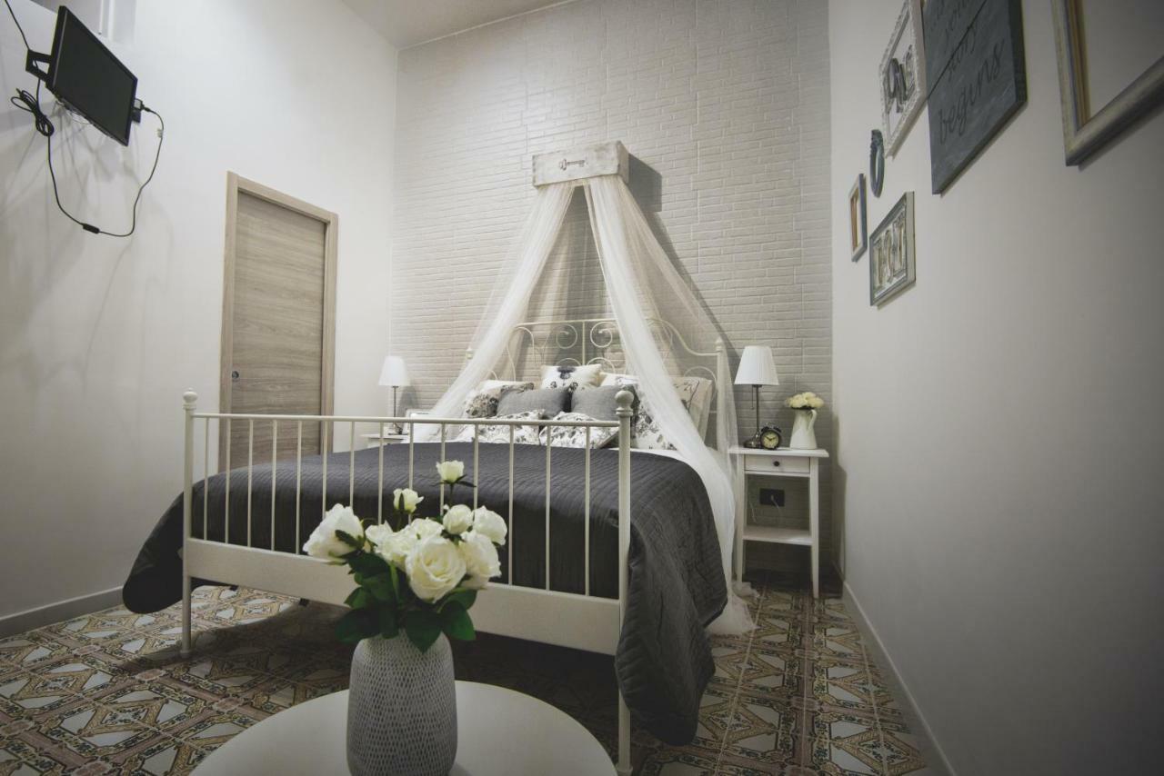 סלרנו Elegant B&B - Il Vicolo Storico מראה חיצוני תמונה